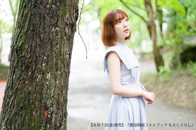 「豊田萌絵フォトブック もえしぐらし」先行カット（C）Shufunotomo Infos Co.,Ltd. 2020