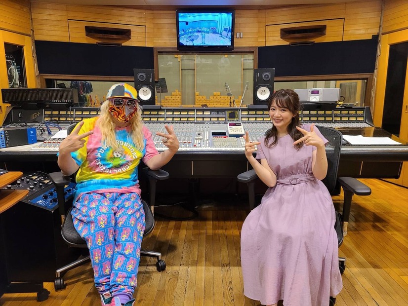 DJ KOO＆森香澄アナ　（C）エイベックス