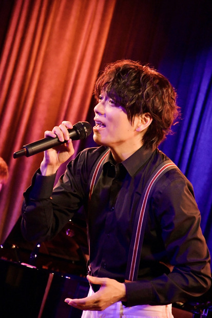 山崎育三郎、初の生配信ライブで「絶対明るい未来が待ってるから」と涙