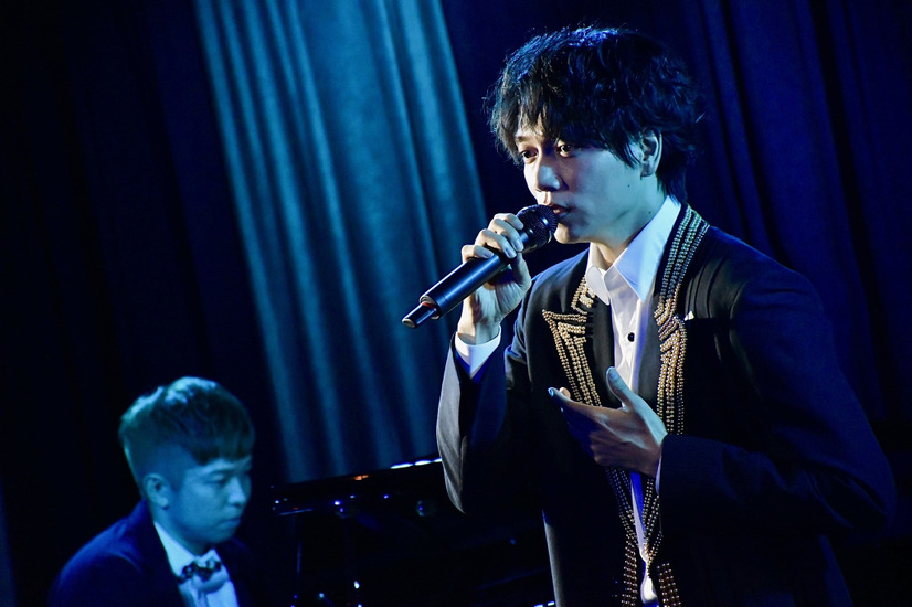 山崎育三郎、初の生配信ライブで「絶対明るい未来が待ってるから」と涙