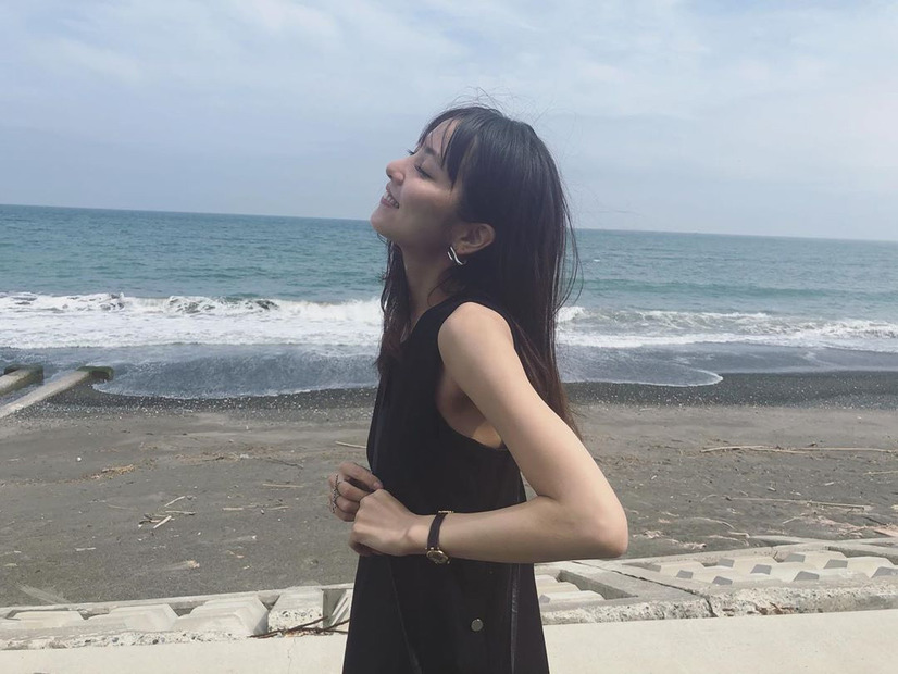 石川恋、27歳ポーズをブログに公開！ファン「可愛い」「海が似合う」と歓喜