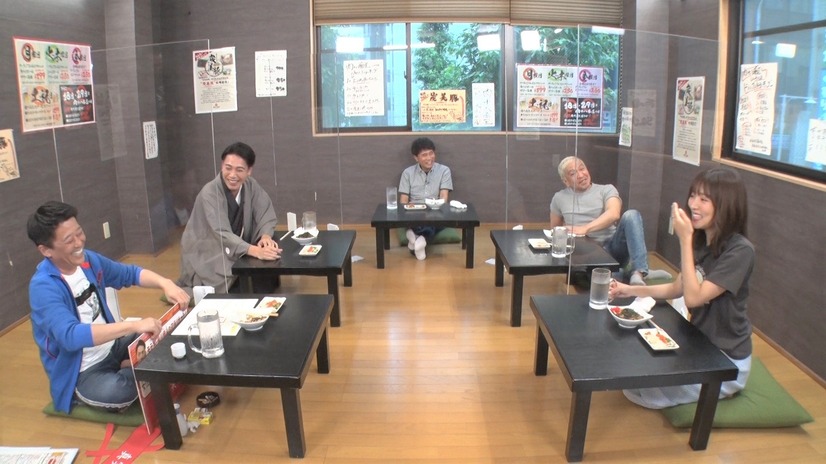 左手前から時計回りに）坂上忍、瀧川鯉斗、浜田雅功、松本人志、夏菜（C）フジテレビ