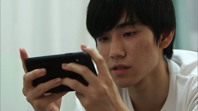 ゲーム依存症になったムサシさん（C）フジテレビ