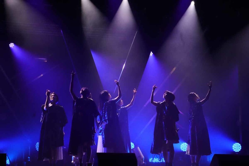 エビ中、最新アルバムをテーマに構成した初のオンラインライブを開催！
