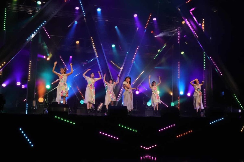 エビ中、最新アルバムをテーマに構成した初のオンラインライブを開催！