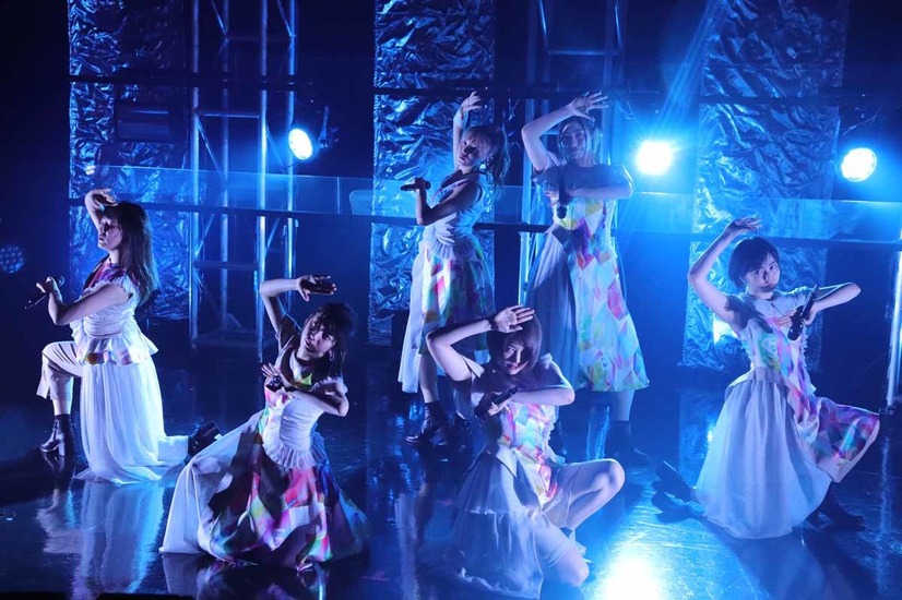 エビ中、最新アルバムをテーマに構成した初のオンラインライブを開催！