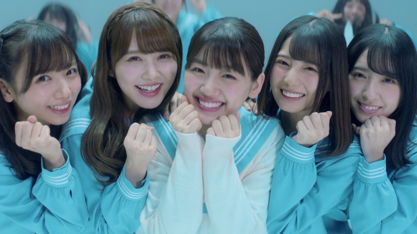 日向坂46の新曲MV公開！メンバーが“あざとかわいい”ダンス披露