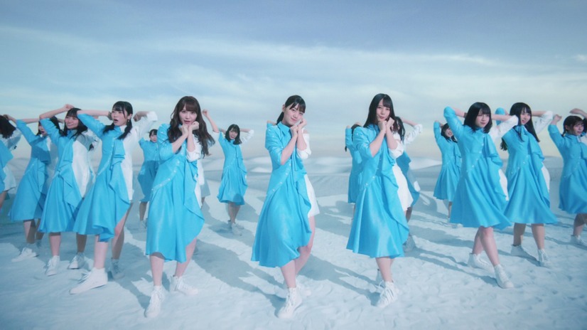 日向坂46の新曲MV公開！メンバーが“あざとかわいい”ダンス披露