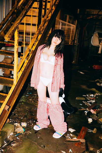 あにお天湯 デジタル写真集『Crimson Girl』　撮影：横山マサト　発売元：講談社