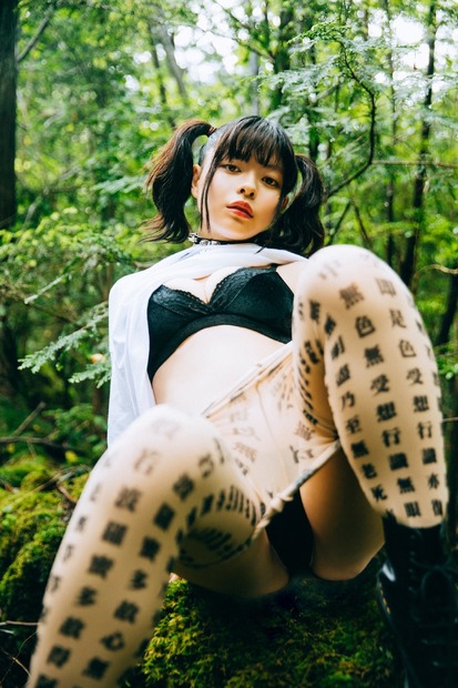 あにお天湯 デジタル写真集『Crimson Girl』　撮影：横山マサト　発売元：講談社