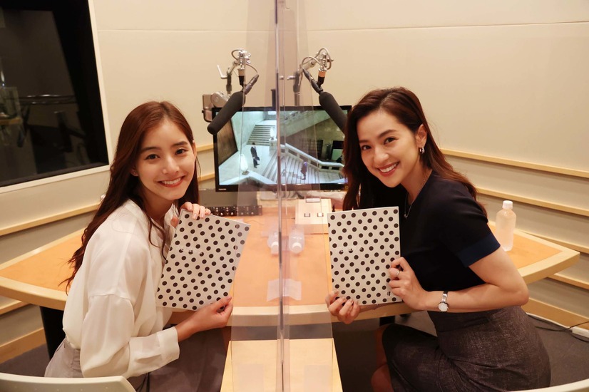 左から）新木優子、中村アン　(Ｃ)フジテレビ