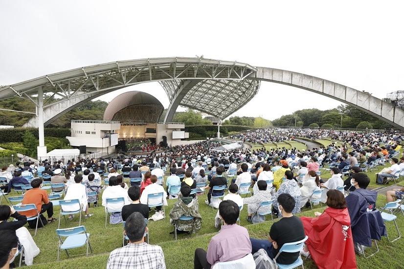 私立恵比寿中学　Photo by 中島たくみ、石井健、高橋定敬（「高」は「はしごだか」が正式表記）
