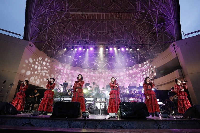 私立恵比寿中学　Photo by 中島たくみ、石井健、高橋定敬（「高」は「はしごだか」が正式表記）