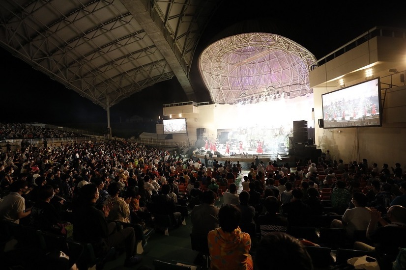 私立恵比寿中学　Photo by 中島たくみ、石井健、高橋定敬（「高」は「はしごだか」が正式表記）