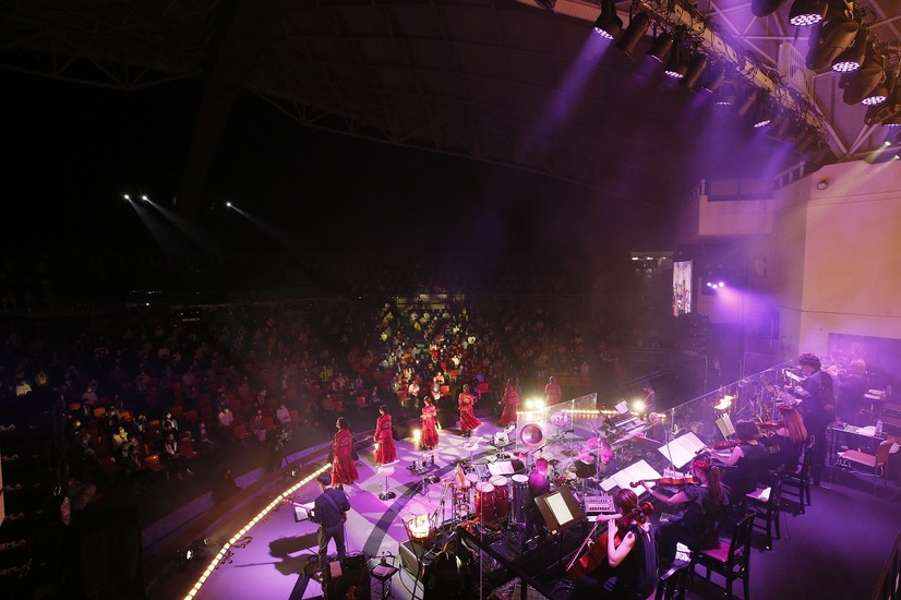 私立恵比寿中学　Photo by 中島たくみ、石井健、高橋定敬（「高」は「はしごだか」が正式表記）