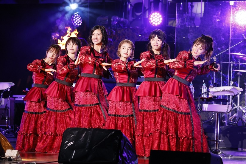 私立恵比寿中学　Photo by 中島たくみ、石井健、高橋定敬（「高」は「はしごだか」が正式表記）