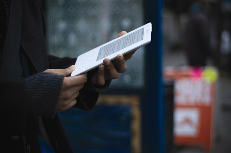 無線LANによるコンテンツ配信に対応した電子ブックリーダー「Kindle 2」