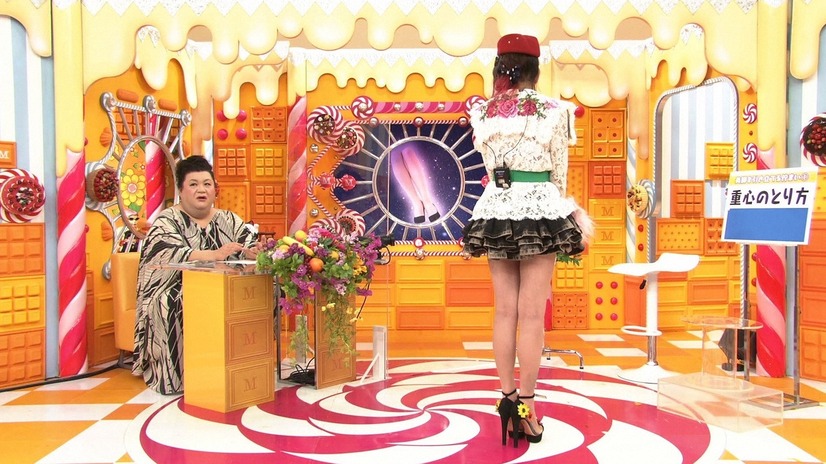 「美脚の世界」を語るのは、八木恵利子さん。見事なバックショットを披露。『マツコの知らない世界』（C）TBS系