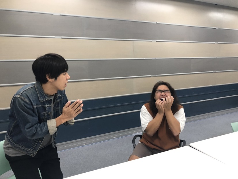 新ネタ稽古中のロッチ