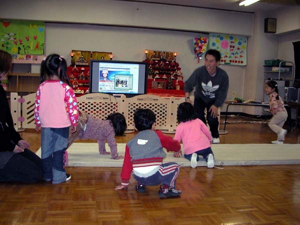 プレ保育では男性教諭が体操を指導。子供たちの元気な声が教室に響いた
