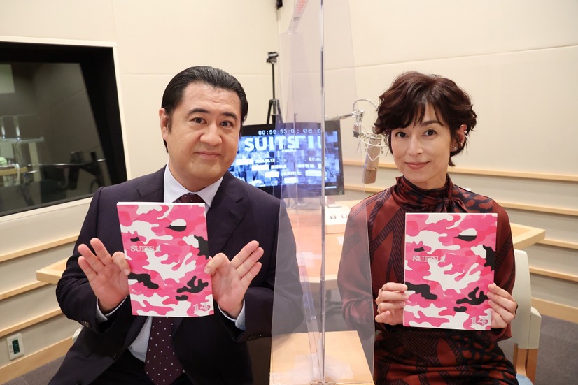 左から）小手伸也、鈴木保奈美（C）フジテレビ