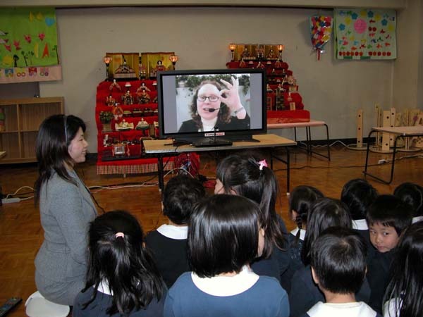 テレビ電話を利用した、外国人講師による英語の遠隔授業には23名の年中組の子供たちが参加。子供たちの声に講師がOKで応える