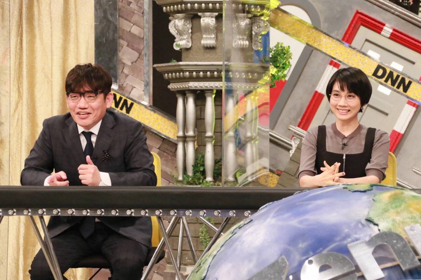左から）飯尾和樹、松本穂香（C）フジテレビ