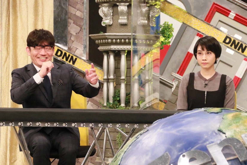 左から）飯尾和樹、松本穂香（C）フジテレビ