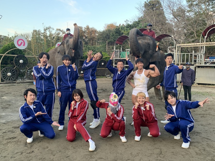 前列左から）宮下兼史鷹（宮下草薙）、王林（りんご娘）、“おバカワマスクマン”、丸山桂里奈、松陰寺太勇（ぺこぱ）／後列左から）シュウペイ（ぺこぱ）、島太星（NORD）（C）フジテレビ