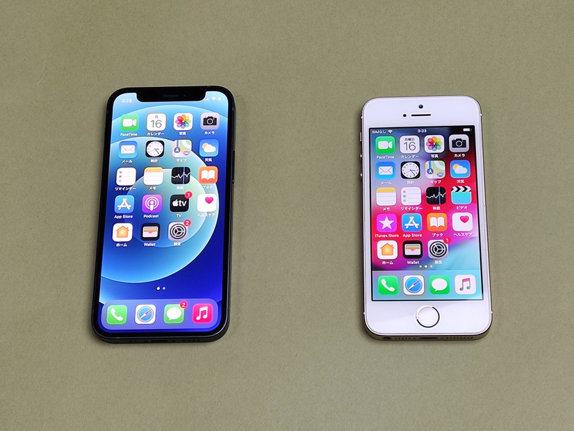 左が12 mini、右が5S。ディスプレイは5Sが4インチ、12 miniは5.4インチ