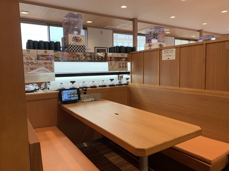 くら寿司、入店から退店まで店員と接触しない「非接触型サービス」標準装備店舗1号店オープン