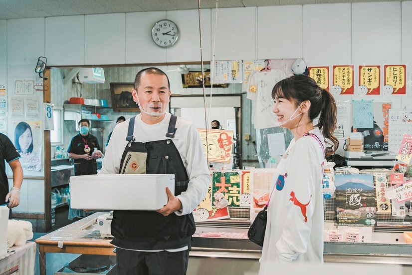 食材を購入する様子 (C)UHB/YOSHIMOTO KOGYO 左から）トシ、柏木由紀