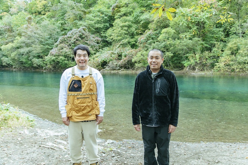 支笏湖 (C)UHB/YOSHIMOTO KOGYO 左から）タカ、トシ