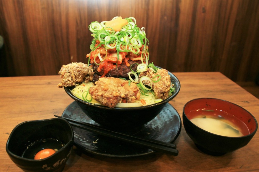 「極楽 肉ニクにくツリーすた丼」メディア試食会【撮影：小宮山あきの】