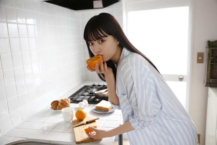 『鶴嶋乃愛カレンダーブック 2021.04-2022.03』（C）東京ニュース通信社