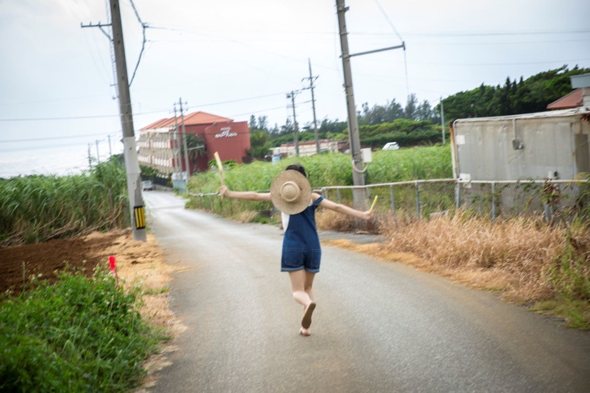 虹コン・的場華鈴、念願の写真集でフレッシュな水着姿！「夢が叶いました！」