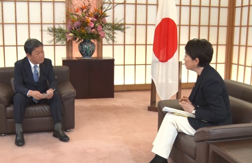 左から）茂木外相、安藤優子（C)フジテレビ