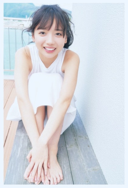 日向坂46・齊藤京子 1st写真集『とっておきの恋人』（発行：主婦と生活社、撮影：岡本武志） HMV版裏表紙