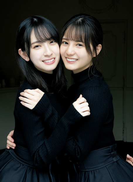 金村美玖×小坂菜緒 (日向坂46)　（C）ワニブックス