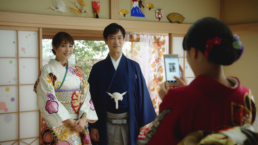 富士フイルムテレビCM「お正月を写そう♪ 2021 くつろぎ新年会・遊べるチェキ」篇