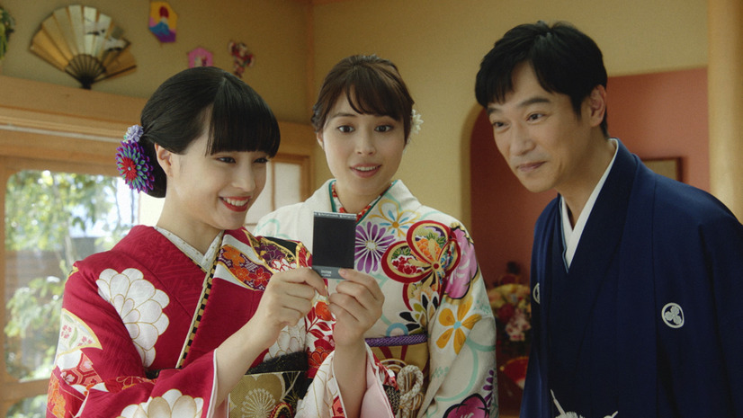 富士フイルムテレビCM「お正月を写そう♪ 2021 くつろぎ新年会・遊べるチェキ」篇