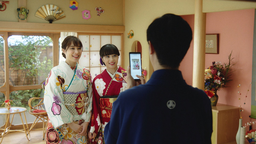 富士フイルムテレビCM「お正月を写そう♪ 2021 くつろぎ新年会・遊べるチェキ」篇