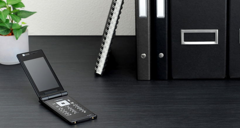 「docomo SMART series P-05A」（パナソニックモバイルコミュニケーションズ製）