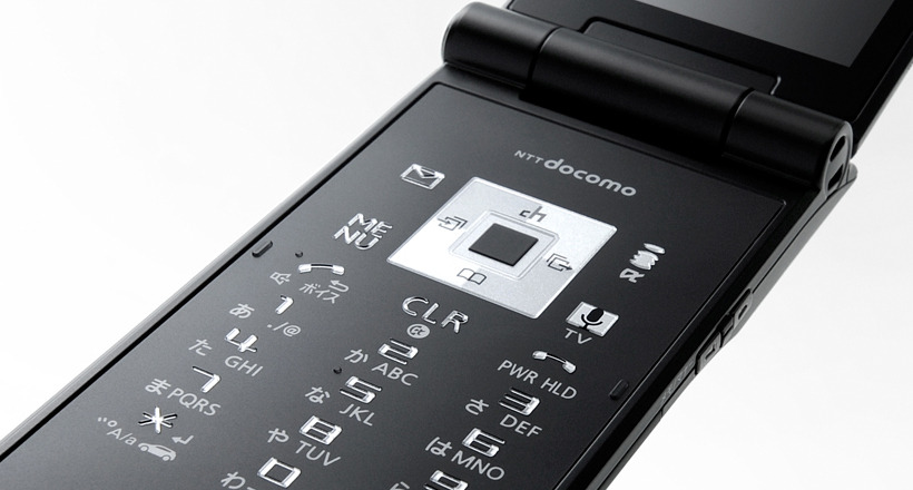 「docomo SMART series P-05A」（パナソニックモバイルコミュニケーションズ製）
