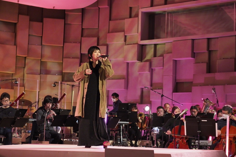 【NHK紅白歌合戦】Superfly、50人の交響楽団と「愛をこめて花束を」熱唱!「私自身、感動してる」