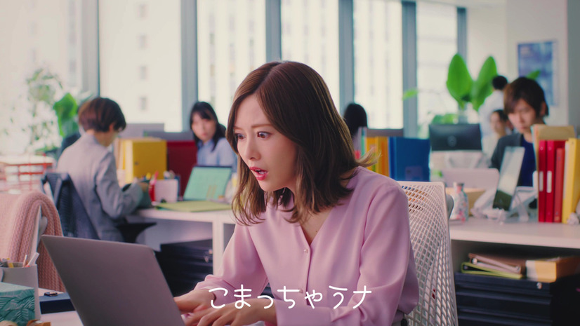 SaaS認証基盤「HENNGE One」の新テレビCMに出演する白石麻衣