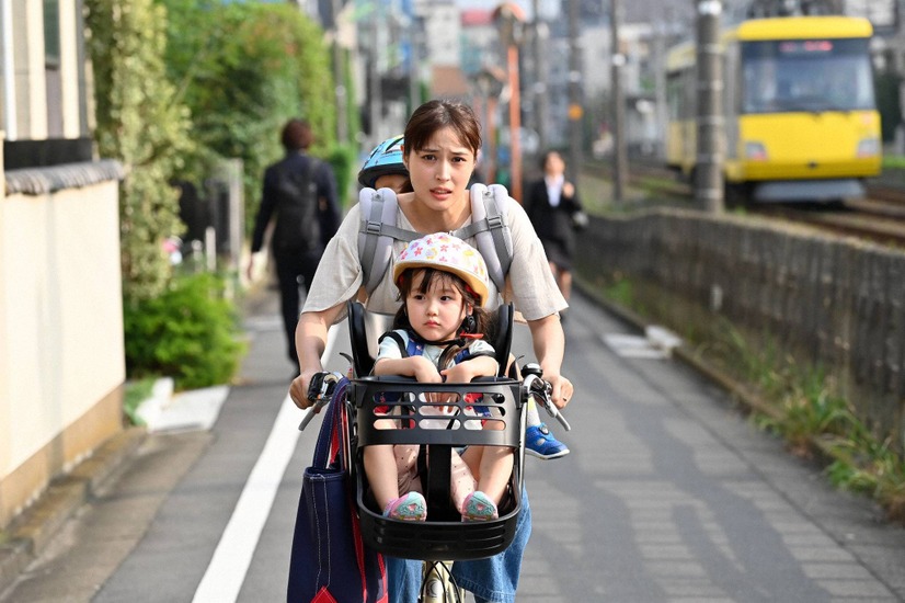 木曜劇場『知ってるワイフ』に出演する広瀬アリス（C）フジテレビ