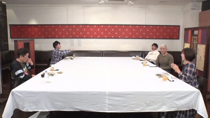 左手前から時計回りに）坂上忍、Hiro、浜田雅功、松本人志、山崎夕貴（フジテレビアナウンサー）（C）フジテレビ