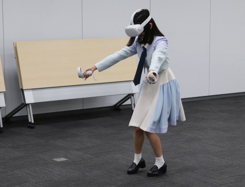 バーチャル空間でタイヤを持ち上げている