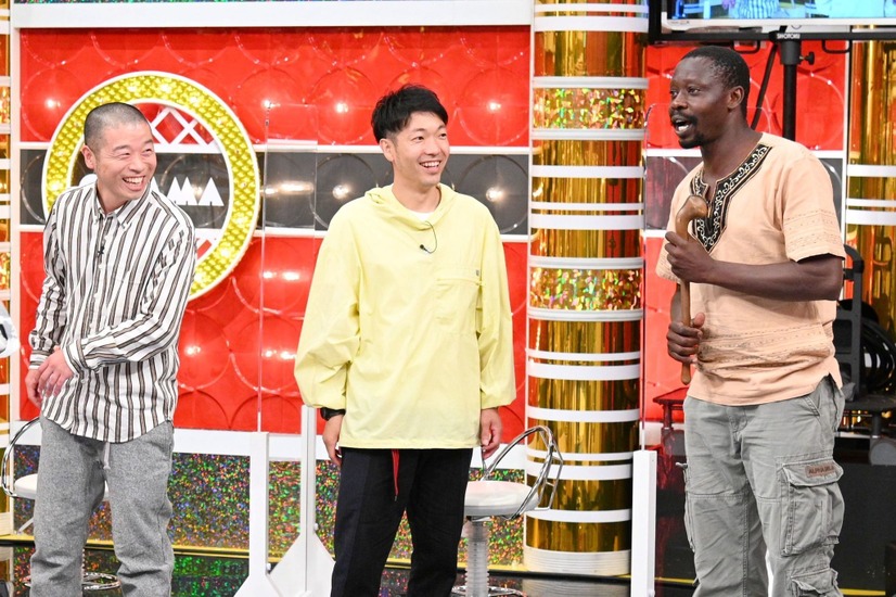 「日本大好きアフリカ人」（左から）アキナ／山名文和、秋山賢太、謎の棒を披露するケニア出身のエリック・ガンダ・オティエノさん　写真提供：MBS